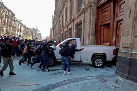 México: manifestantes de Ayotzinapa derribaron una puerta del palacio presidencial