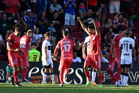 Los jugadores de Argentinos festejan en La Plata