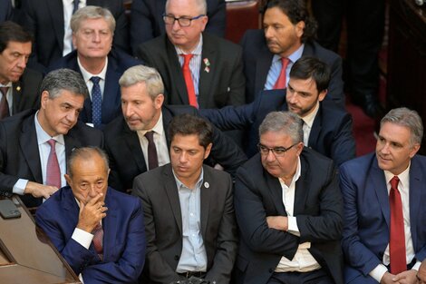 Los gobernadores escuchando a Milei en la apertura de las sesiones ordinarias del Congreso.