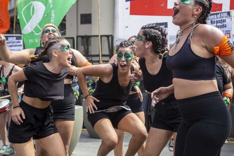 El Gobierno de Milei contra el 8M: descuento a las mujeres que paran y ataques al aborto y a la ESI