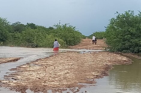 Familias aisladas por la crecida del Bermejo piden ayuda 