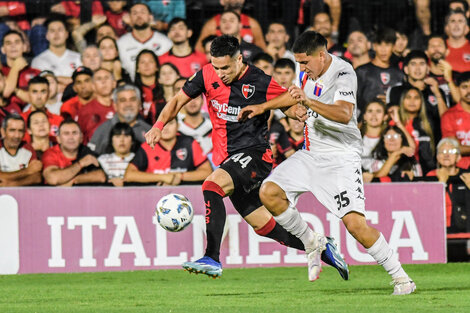 Francisco González (44) y Génez luchan por la pelota