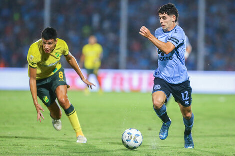 Ulises Sánchez lleva la pelota ante la marca de Julián López