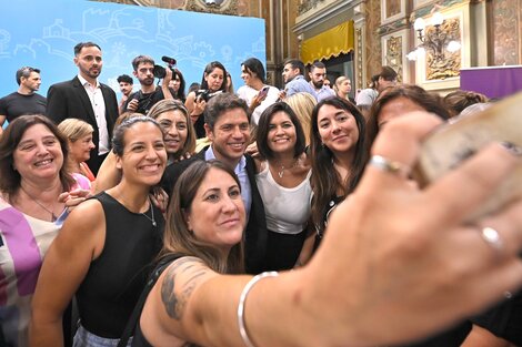 Axel Kicillof durante la conmemoración del 8M en el Salón Dorado. 