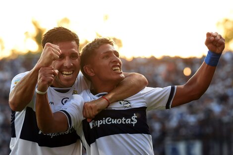 Felipe Sánchez festeja el primer gol