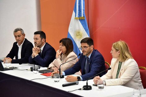 Javkin, los ministros Petri y Bullrich, el gobernador y la vice en gobernación.