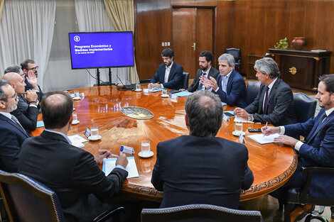 El ministro de Economía, Luis Caputo, recibió a los representantes de los supermercados.  