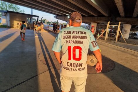 Debajo del puente La Noria hay algo más que una pelota 