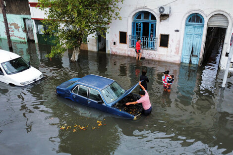 En Avellaneda, a algunas personas el agua les llegó casi hasta la cintura.