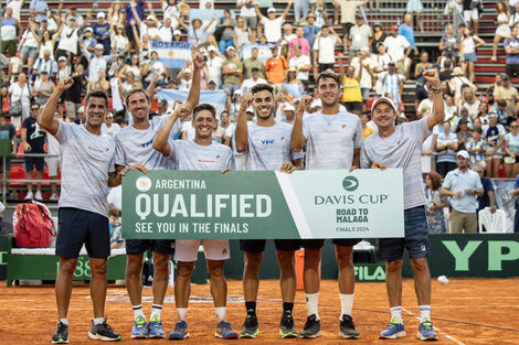 El equipo argentino festeja la clasificación ante Kazajistán, en febrero. De izquierda a derecha: González, Molteni, Báez, Cerúndolo, Etcheverry y Coria.