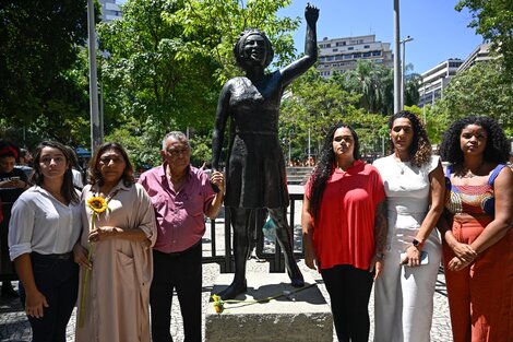 Familia y amigos junto a la estatua de Marielle Franco en Río de Janeiro.