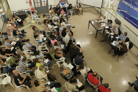 Los docentes de Amsafé reunidos en asamblea