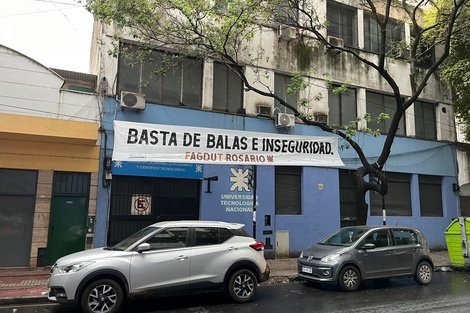 Pancarta en la puerta de ingreso en la UTN.