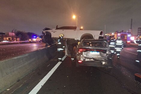 Choque en la General Paz: una camioneta quedó arriba de un auto y dejó cuatro heridos. Imagne: @EmergenciasBA