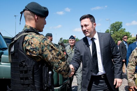 Más fotos de Luis Petri: ahora con militares en Rosario