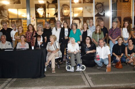 La foto final, con Taty, Vera Jarach, los sobrevivientes y quienes fueron reconocidos. 