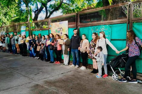 Abrazo de madres, padres y alumnos del jardín de infantes Nº 9 DE 10.