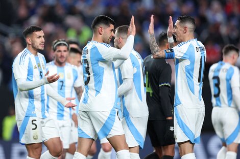 "Cuti" Romero celebra con el equipo la apertura del marcador.