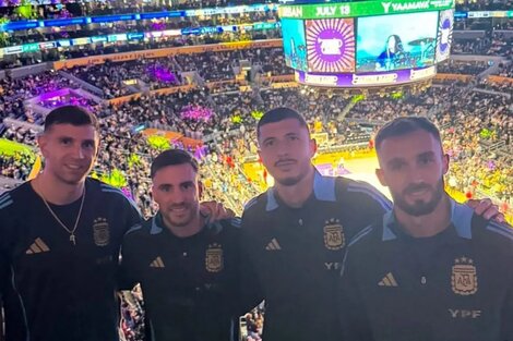 Dibu Martínez, Tagliafico, Guido Rodríguez y Pezzella en el partido de Los Angeles Lakers