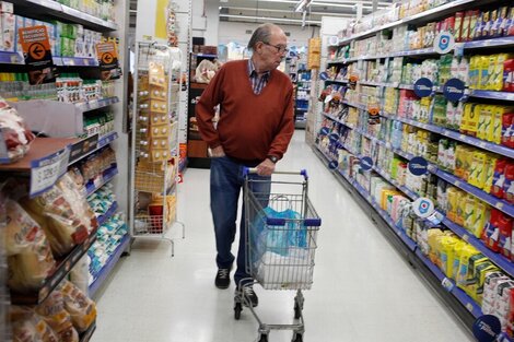 Por la especulación de los oligopolios, la mercadería se vence en las góndolas