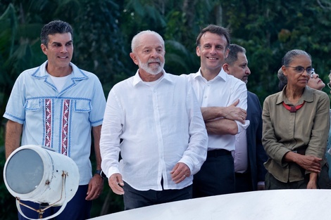 Lula y Macron sonríen durante la visita del mandatario francés.