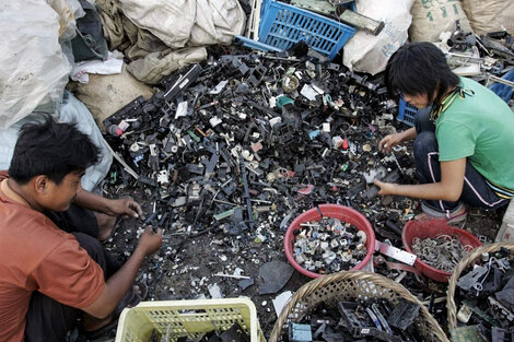 Unos trabajadores chinos desmontan ordenadores en la basura electrónica de Guiyu en la provincia de Guangdong en China. 