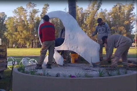 Empleados de Marcos Juárez removiendo la escultura del Pañuelo Blanco.