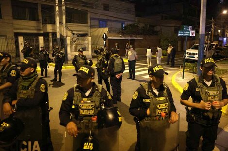 La policía peruana, durante el allanamiento a Boluarte.