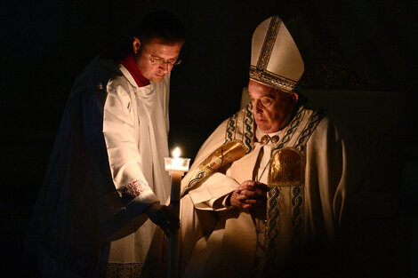 El Papa en San Pedro, en la vigilia de Pascua. 