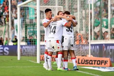 Los jugadores de Newell's festejan el gol