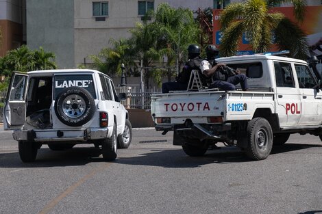 Las bandas combaten con la policía frente a la casa de gobierno.