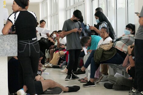 Gente con dengue esperando en el Hospital General de Agudos Bernardino Rivadavia