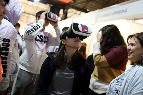 Un grupo de estudiantes prueba los cascos de realidad virtual.