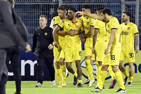 El jugador uruguayo Maximiliano Olivera fue herido en la cara después del partido. (Fuente: AFP)