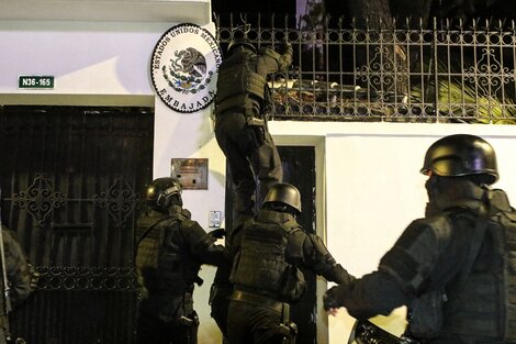 Policías ecuatorianos ingresan a la embajada de México en Quito.