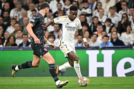 Vinicius, ante la marca de Ruben Días