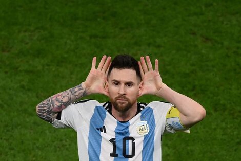 Messi, parado frente a Van Gaal, DT de Países Bajos, en el Mundial 2022.