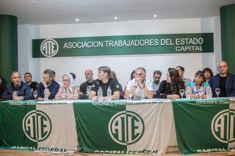 Conferencia de prensa de ATE, acompañado por una decena de gremios.