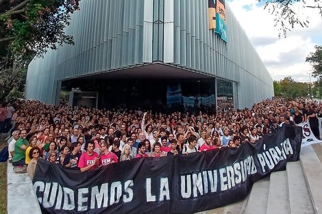 Abrazo simbólico a la universidad pública