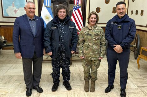 Milei de fajina junto a Laura Rchardson, el embajador Marc Stanley y el ministro Luis Petri. 