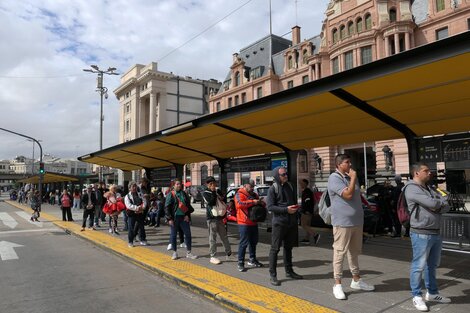 Largas colas frente a las cabeceras ferroviarias. Sólo circularon pocas líneas de colectivos.