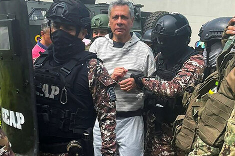 Jorge Glas llega a la cárcel de Guayaquil tras ser detenido en la embajada de México.