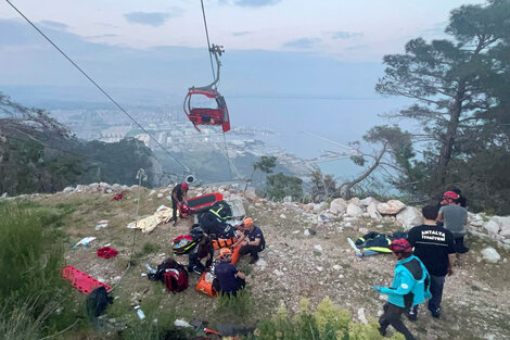 Turquía: un muerto y diez heridos por el choque de un teleférico contra un poste