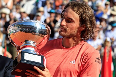 Tsitsipas festejó en Montecarlo y regresa al top ten