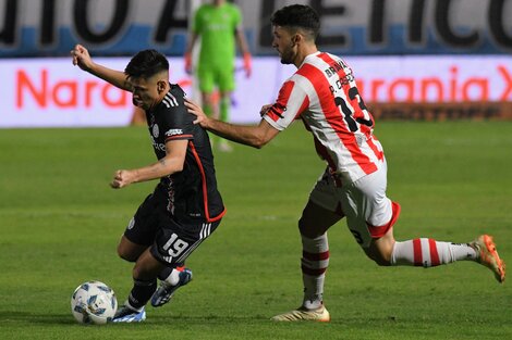 El diablito Echeverri con la pelota