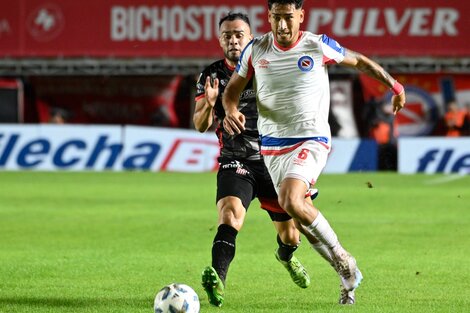 El zurdo Román Vega, quien supo estar a préstamo en el Barcelona B, fue salida constante para el Bicho.