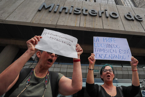 Docentes de Ecuador protestaron contra la militarización impuesta por Noboa (Fuente: EFE)