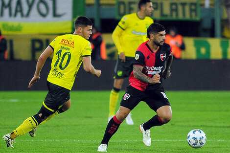 Eber Banega maniora frente a jugadores de Defensa y Justicia (Fuente: Fotobaires)