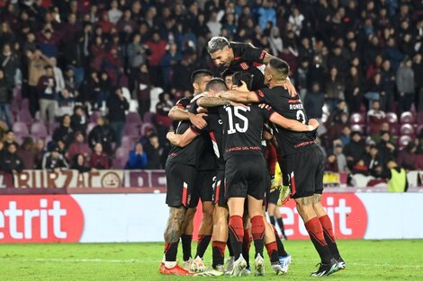 Estudiantes le dio vuelta un partido increíble a Lanús para meterse en cuartos de final.