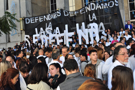 Multitudinario abrazo solidario al Hospital de Clínicas